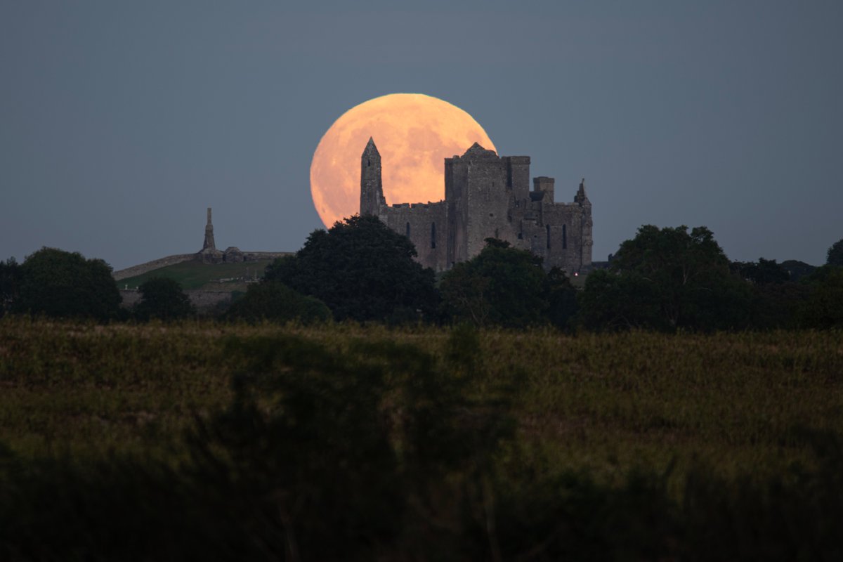 The iconic Rock of Cashel, Co. #Tipperary in #Ireland with the September #Supermoon 
#HarvestFullMoon #HarvestMoon #StormHour 
<a href="/barrabest/">Barra Best</a> <a href="/JoannaDonnellyL/">Joanna Donnelly</a> <a href="/CarlowWeather/">Carlow Weather</a>