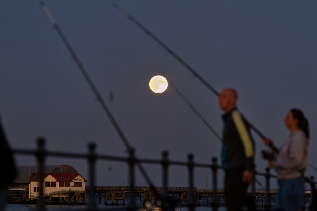 athenapics's tweet photo. A 97.9% Waxing Gibbous moon is rising over the horizon, Mumbles, near Swansea, Wales, UK. https://t.co/7VNuNkJq7q #waxinggibbous #fullmoon #lunar #harvestmoon #mumbles #nightsky #nightskies #mumbles #mumbleslighthouse #braceletbay https://t.co/e2tvc4VKbf