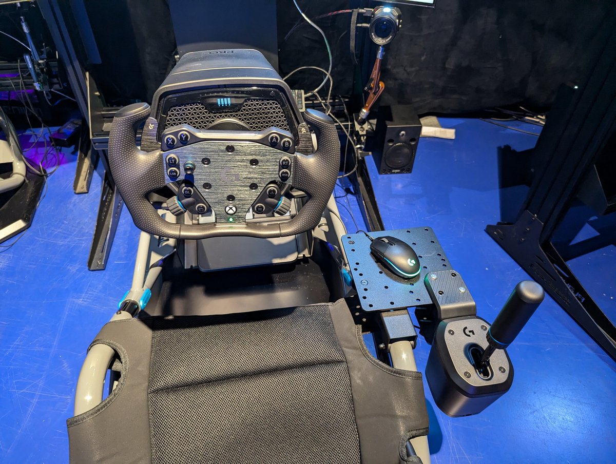 frodewikesjo's tweet photo. Körde runt lite med Logitechs nya rattsystem i dag. Helt klart bra grejer, speciellt växelspaken, den kändes riktigt bra. #LOGIPLAY https://t.co/ZJeSA3YcbQ