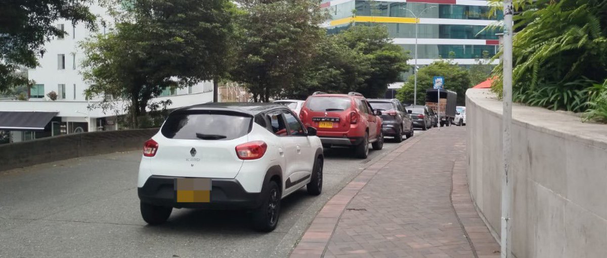 SecMovilidadMzl's tweet photo. Los #MalParqueados no pasan desapercibidos, especialmente en zonas clave para la movilidad de #Manizales, como los paraderos. Esos #CincoMinuticos de quienes incumplen la ley afectan el tiempo y la circulación de todos. #ElCable. https://t.co/YCCggA3eJu