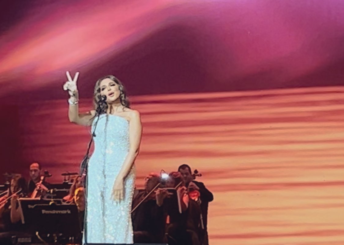 بحبك كل يوم حبين..        واجيب قلبين منين يعني