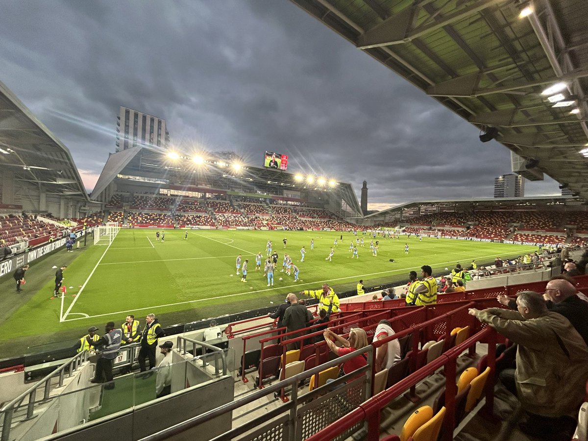RatedRyantee100's tweet photo. #LOFC 🔴 Brentford Away https://t.co/cFfofn59LX