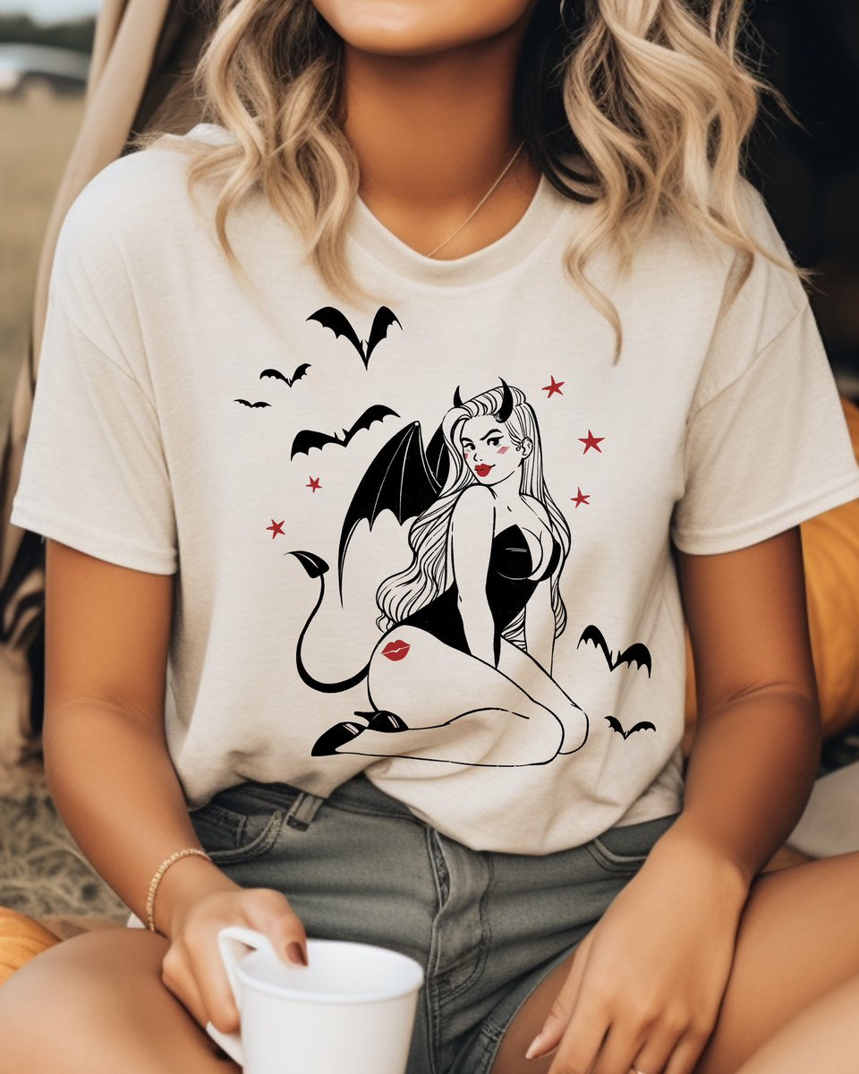 TheMoonborn's tweet image. Pre-orders for my limited-release spooky season tee are now live!!! 💋🦇

This design was so fun to make! I can’t wait to wear it alllll October long 🎃

Your support is hugely needed and appreciated!!! 🧡🖤