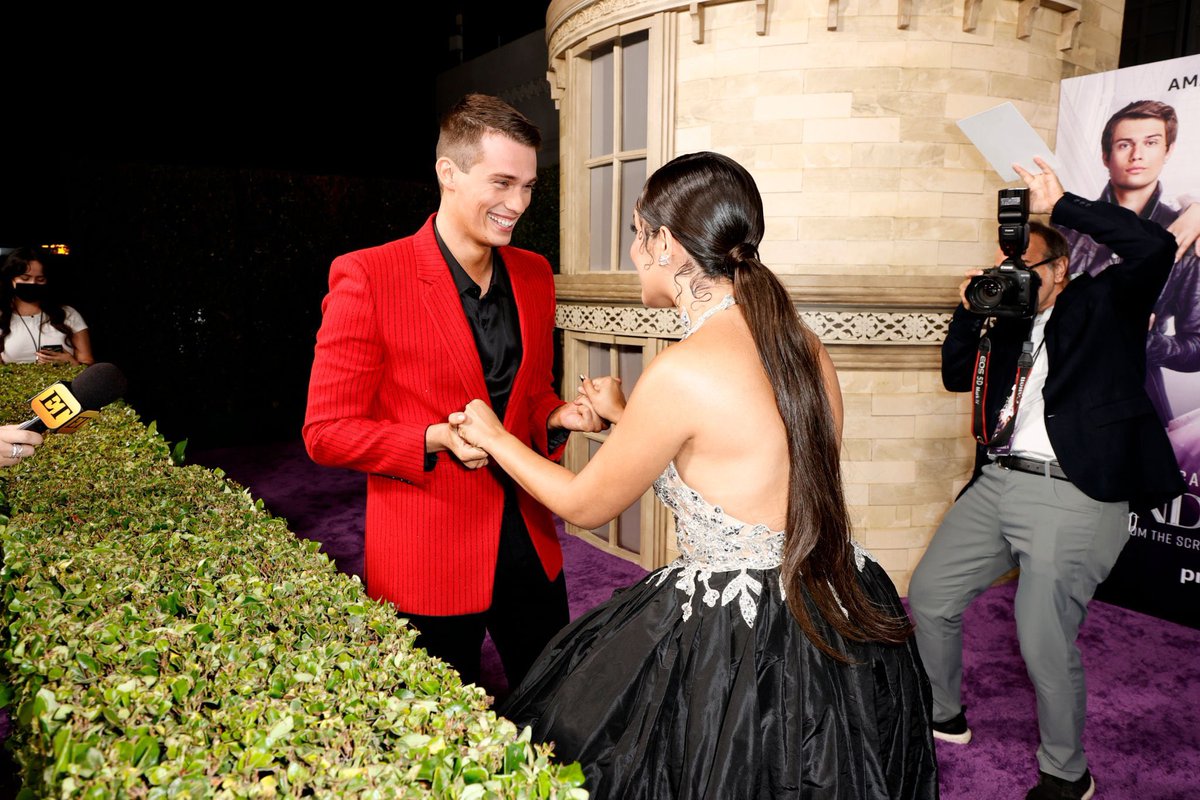 Luke avec Camila Cabello samedi dernier pour l'avant-première du film Cendrillon