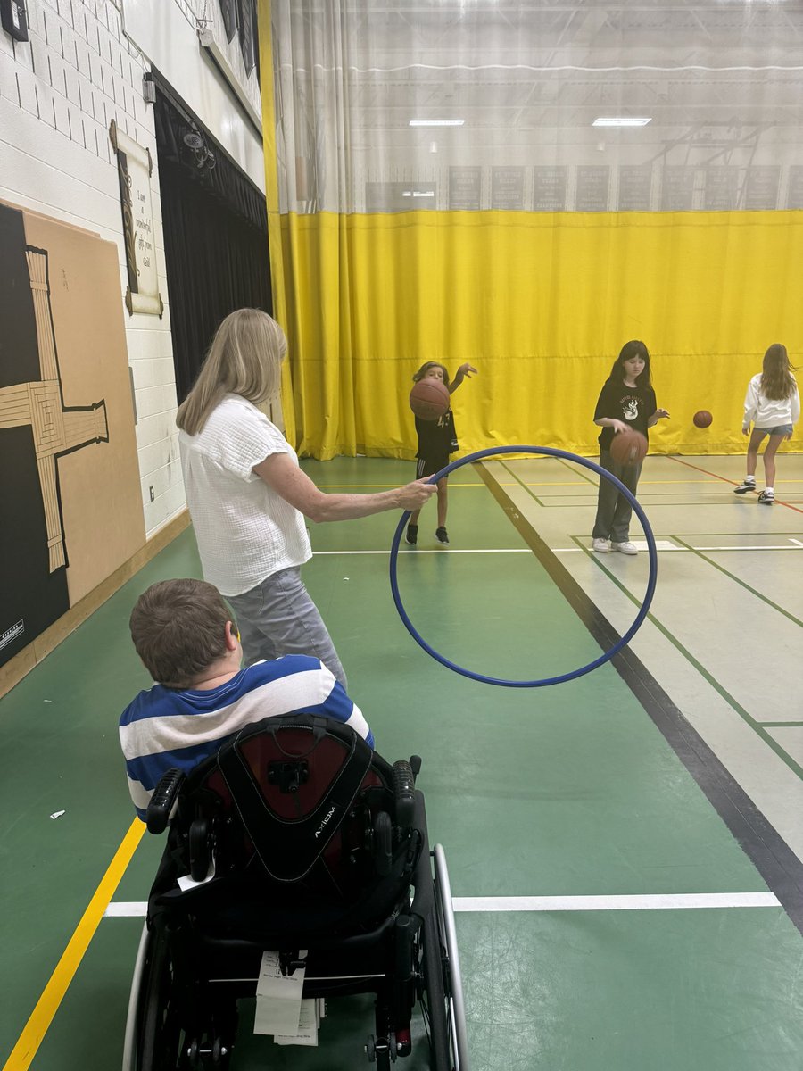 machado_ms's tweet image. We had a blast today continuing our basketball unit in gym through target skills, passing and a good ol’ dribble race 🏀🏁