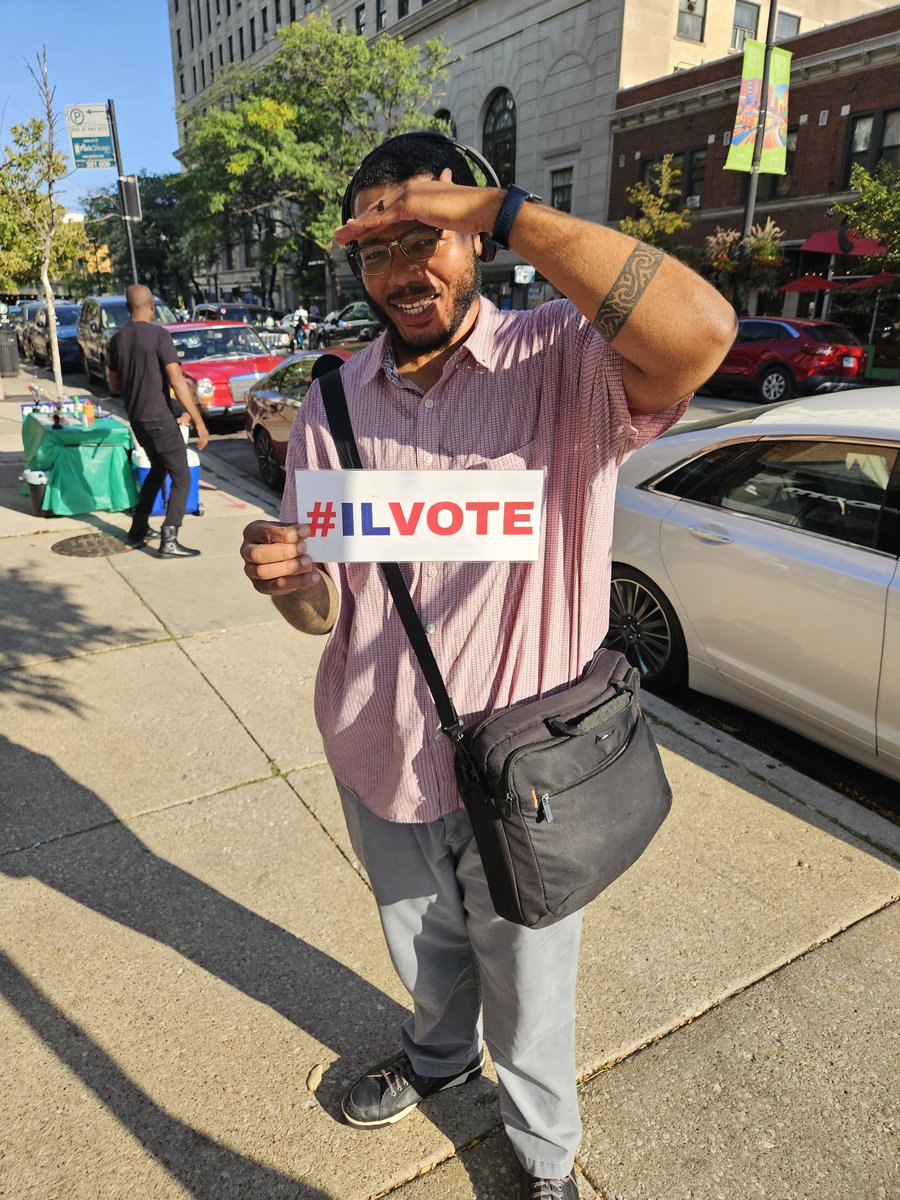 Look at all these enthusiastic new voters!! #ILVote #NationalVoterRegistration