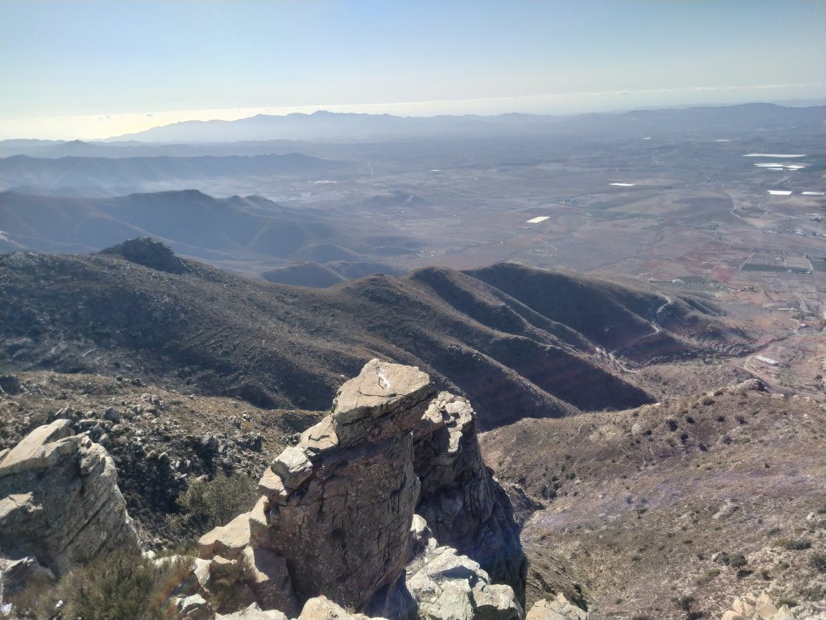 La Piedra de la Gitana narra la historia de una joven enferma de tifus que, tras invocar a la Virgen del Cerro, promete bailar en lo alto de Monteagud si se cura. Uleila del Campo/Almería.