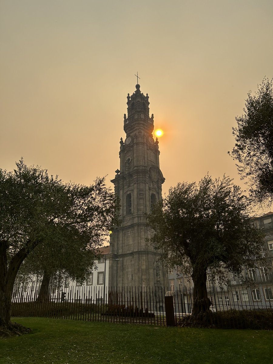 The #wildfires in #Portugal feel like an apocalypse-smoke fills the air, the sun is lost behind the haze, and peace seems far away. Praying for the safety of everyone affected🙏