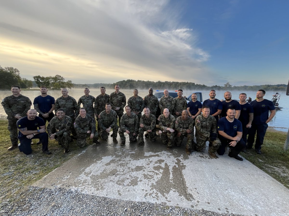 ArmyROTC's tweet image. Why would we want to jump out of a perfectly good helicopter? To helocast of course 💦 🚁 

U.S. Army Reserve’s 8-229th Assault Helicopter Battalion and officers from @LMPD support a physical fitness &amp;amp; helocast exercise with the #ArmyROTC headquarters and brigade command teams.