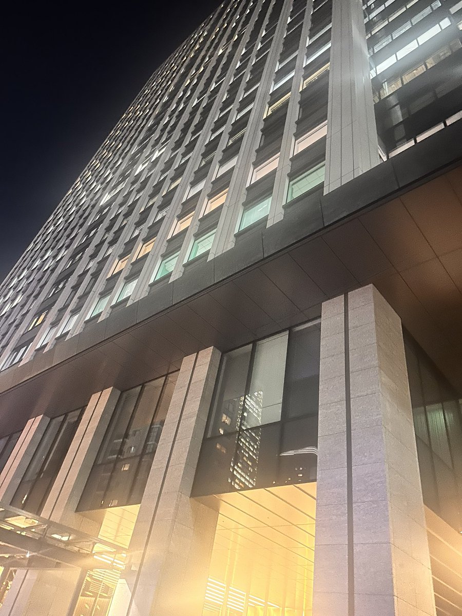 昨日初めてこのビルに上りました。
weworkおしゃれ！
これが令和の働き方だと知りました。

半年後新しい挑戦をします。
ここが舞台になることを信じて。