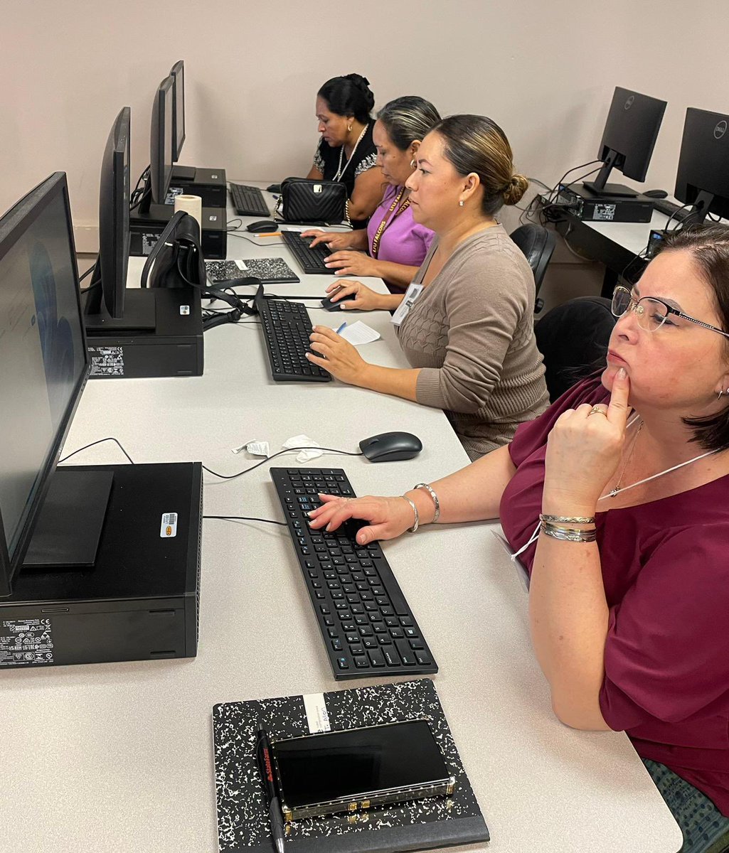 LFCISDFamEngage's tweet photo. Dynamic Digital Literacy parent class! Thank you Mrs. Canales and the @LosFresnosCISD Technology Dept for all your support! Enhancing Parenting Skills. https://t.co/PcAVP6OFDo