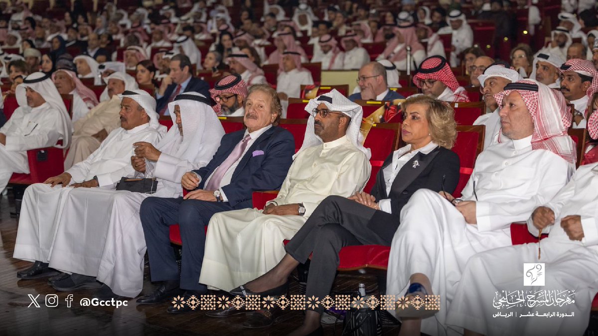 جانب من حضور حفل ختام #مهرجان_المسرح_الخليجي، حيث تجلّت الإبداعات الفنية في أجواء من المحبة والإخاء، بحضور أهل المسرح من قادة ونجوم وجمهور.