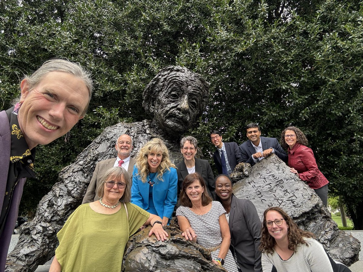 WeiseKathy's tweet photo. Thank you, Dr. Chiang, @NEIDirector , for your support of myopia research, your rich insight on this and so many other 👁️ topics, and your unwavering hands-on approach to leadership!

@theNASEM 
#FocusOnMyopia
#E=0.00D
🤓☀️👁️📈 https://t.co/A6bd5Y0cd3