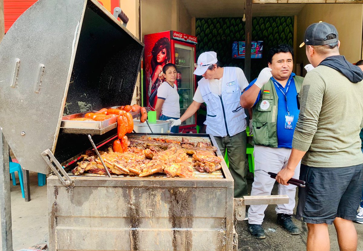 A través del Área de Vigilancia y Control de la Inocuidad de los Alimentos, en coordinación con la intendencia municipal de #Cotoca,  precautelando la salud pública del consumidor, se fiscalizó el cumplimiento de la normativa sanitaria en los puestos de expendio de alimentos.