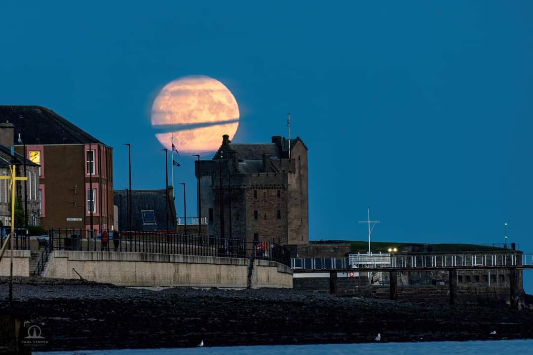 ❤️😍🏴󠁧󠁢󠁳󠁣󠁴󠁿 NOW THAT'S A PIC! An absolute beaut of a shot of Broughty Castle with the supermoon last night, captured by Paul Vinova! We really have been blessed with stunning skies lately! Brilliant!

📍 Broughty Castle
📸 <a href="/PaulVinova/">Paul Vinova</a>