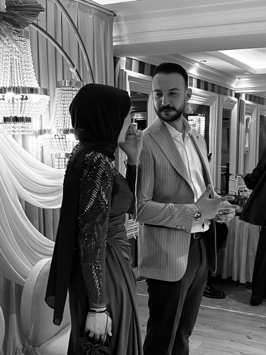 Kalbini bilen dilini anlar.
Fazla kelam harflere zulüm.