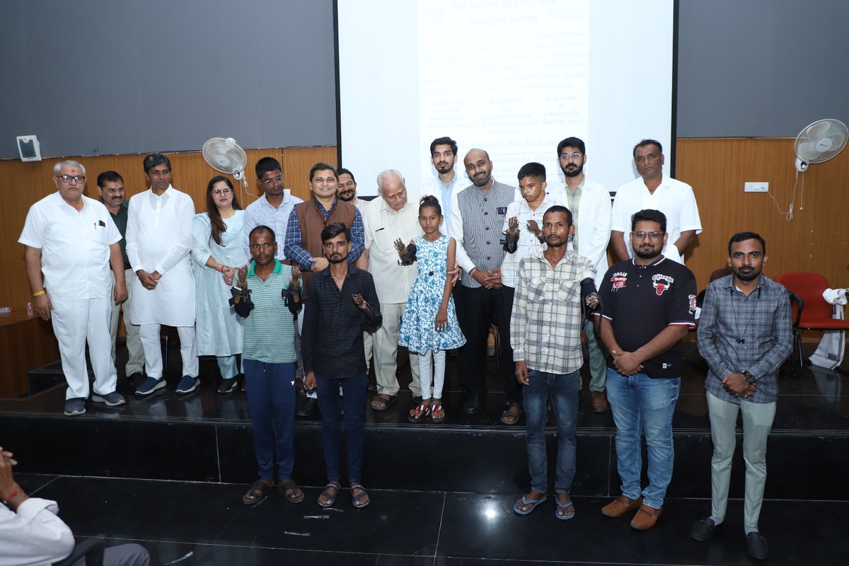 Ravi_Kumar_Soni's tweet photo. આપણાં વડાપ્રધાન શ્રી નરેન્દ્ર ભાઈ મોદી સાહેબ ના જન્મ દિવસ પર હાથ ન હોય એવા લોકો ને નિશુલ્ક કુત્રિમ હાથ પ્રત્યારોપણ શિબિર દ્વારા આપવામા આવ્યા..
વડનગર,
#દિવ્યાંગતામુક્તભારત
#HappyBirthdayModiji
@narendramodi https://t.co/Y7WwBudGAn