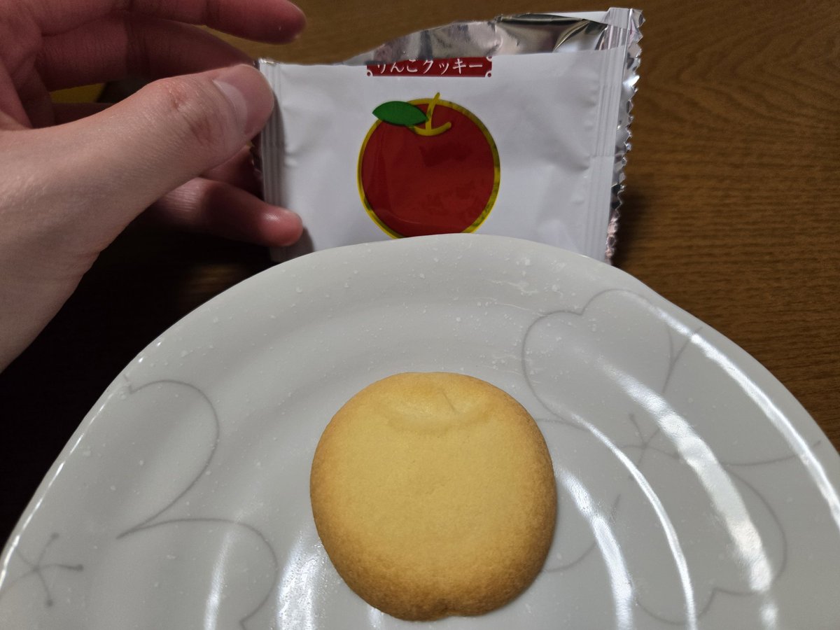 genauafi's tweet photo. 横手増田のりんごのりんごクッキー。ちょっとりんごの風味がするくらいかと思ったら結構がっつりりんご味で美味しい。生地はちょっと固め。
#ひとり旅
#秋田県
#お土産 https://t.co/5l1eedsCzO