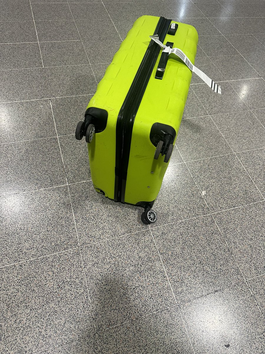 JakeBaron17's tweet photo. @Ryanair fancy refunding me for my suitcase which has been delivered to broken standard. 

Nice one for breaking one of my wheels. https://t.co/h325HeBk0U