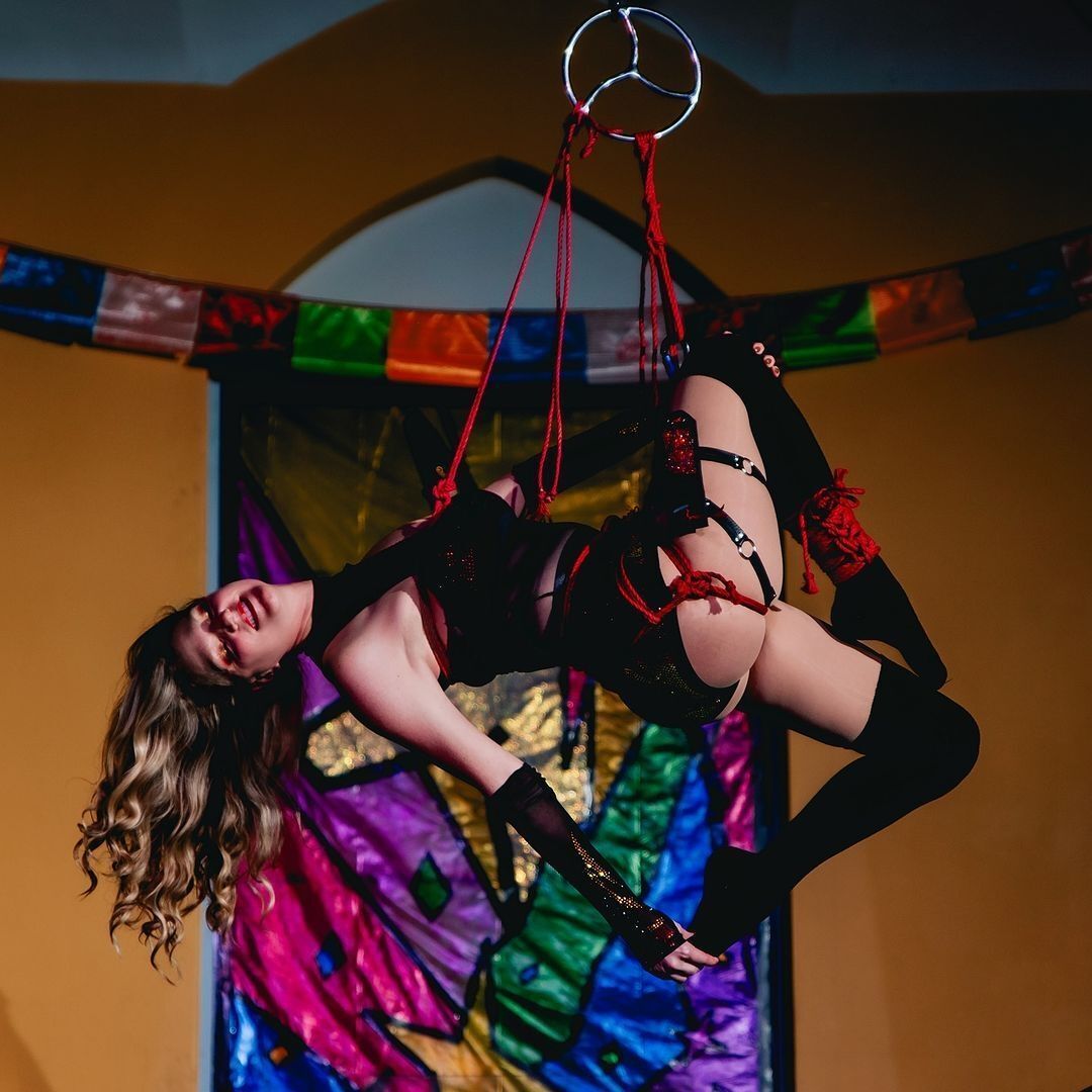 AgreeableAgony's tweet photo. Reposted @knottyemily Pendulum capture by @jtolandphoto at @drauma_columbus
@agreeableagony #ropeperformer #ropeaerialist #aerialist #drauma #draumacolumbus https://t.co/b09ShUuFKZ https://t.co/63es4RFExd