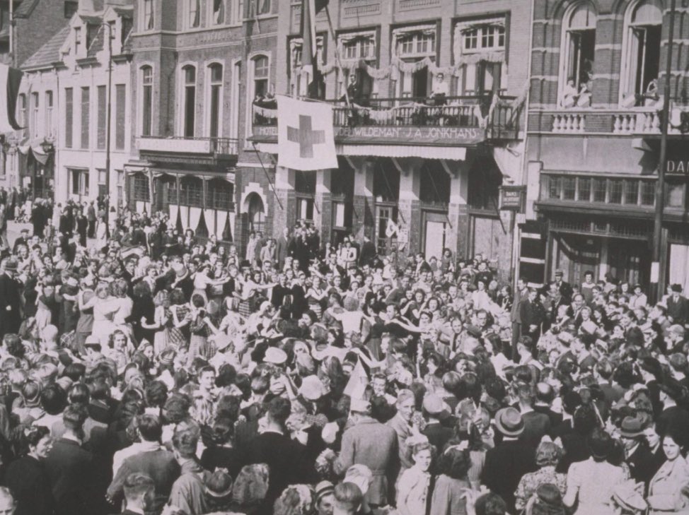 Lichtjesroute's tweet photo. Vandaag is het 80 jaar geleden dat #Eindhoven bevrijd werd door de geallieerden 🇬🇧🇺🇸. Vanavond staan herdenken en vieren wij onze #vrijheid. #rememberseptember #opdatwijnooitvergeten #rememberourheroes #80jaarbevrijding https://t.co/rcO2mtWsQr
