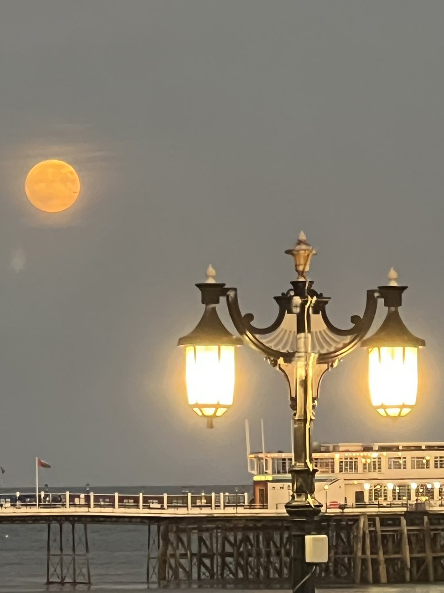 Wodelander's tweet photo. #Harvest #supermoon over the pier in #Worthing this evening https://t.co/mk53LcI7sH