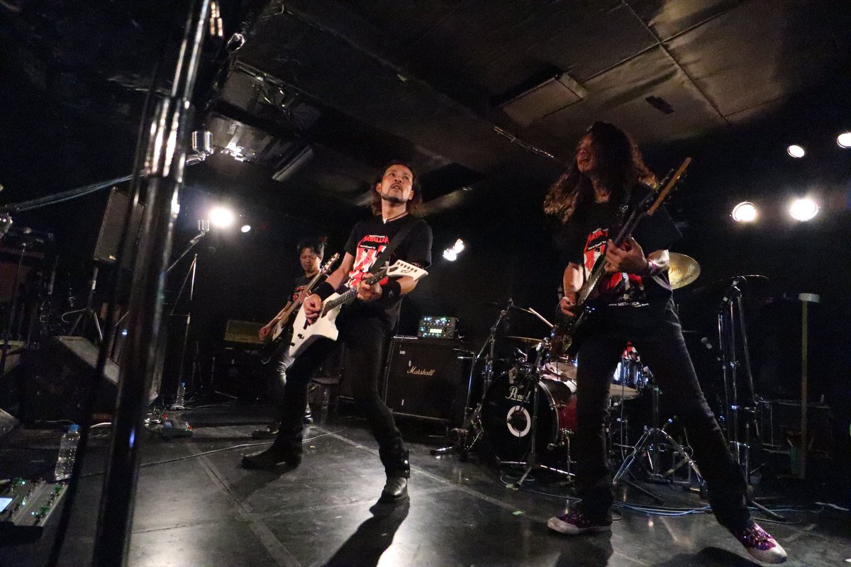 takeshik8's tweet photo. ライヴは勉強の場でもある。
ハッタリカさん。
渋谷duoから何度か御一緒いただいたがリハでのPAさんとの徹底的な音量バランスの打ち合わせ、ライヴ前も袖口で真剣な表情で練習してる🎸心技体揃った素晴らしいバンド。
演奏は超絶⚡️凄い震動に正確無比✨
他共演者からも影響受けます👌
何事も勉強✨ https://t.co/PNOXUWFzXF