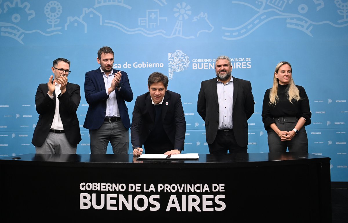 La banca pública al servicio de las y los bonaerenses 🏦🤝

El gobernador <a href="/Kicillofok/">Axel Kicillof</a> firmó nuevos convenios con intendentes de 19 municipios que van a poder acceder a la compra de bienes de capital, a través de <a href="/PciaLeasing/">Provincia Leasing</a>.