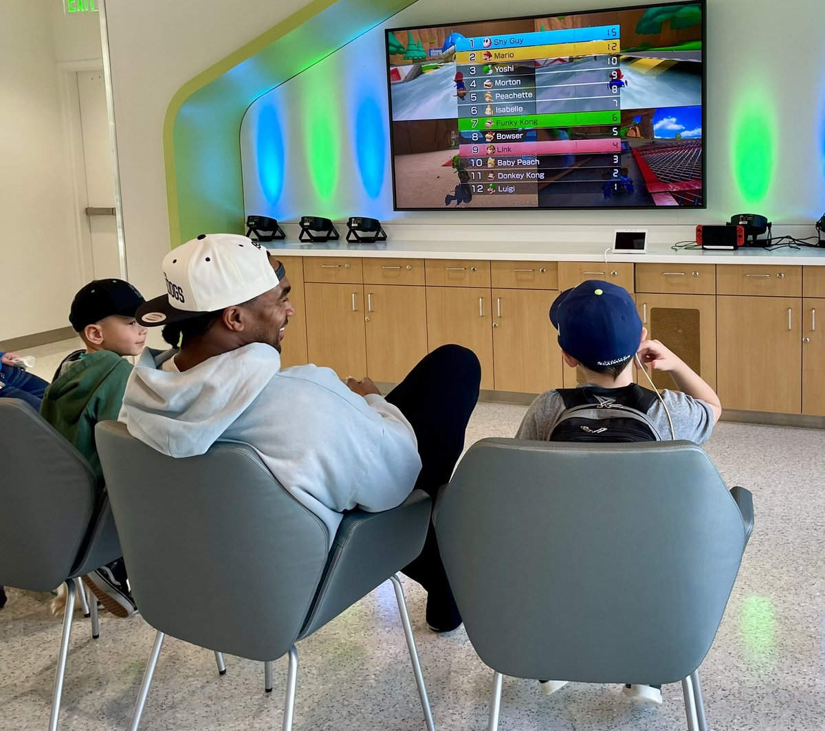 tdots25's tweet photo. Thank you @seattlechildren for letting me swap my football cleats for gaming controllers yesterday! Thank you for letting me be apart of Seattle Children's Therapeutic Gaming Program and bringing so many smiles to patients and their families! 
🎮🫂 🏈 https://t.co/VNvHcIgNmo