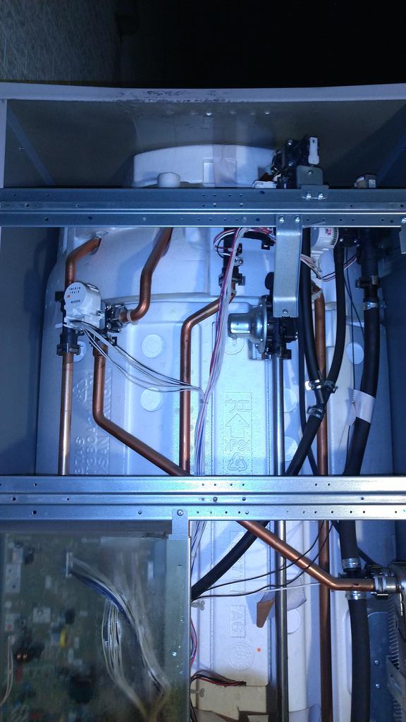 matchryu's tweet image. ﾁｸｼｮｰ今度はエコキュートが壊れた😣減圧弁の水漏れが原因で配線コネクターがショート
保証は切れて 減圧弁のリコール対象にもあてはまらず、  メーカーは修理が殺到してるみたいで2週間後

配線から断熱材が燃えて火事になっても不思議じゃなかった
なんだかなぁ