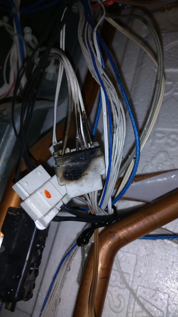 matchryu's tweet image. ﾁｸｼｮｰ今度はエコキュートが壊れた😣減圧弁の水漏れが原因で配線コネクターがショート
保証は切れて 減圧弁のリコール対象にもあてはまらず、  メーカーは修理が殺到してるみたいで2週間後

配線から断熱材が燃えて火事になっても不思議じゃなかった
なんだかなぁ