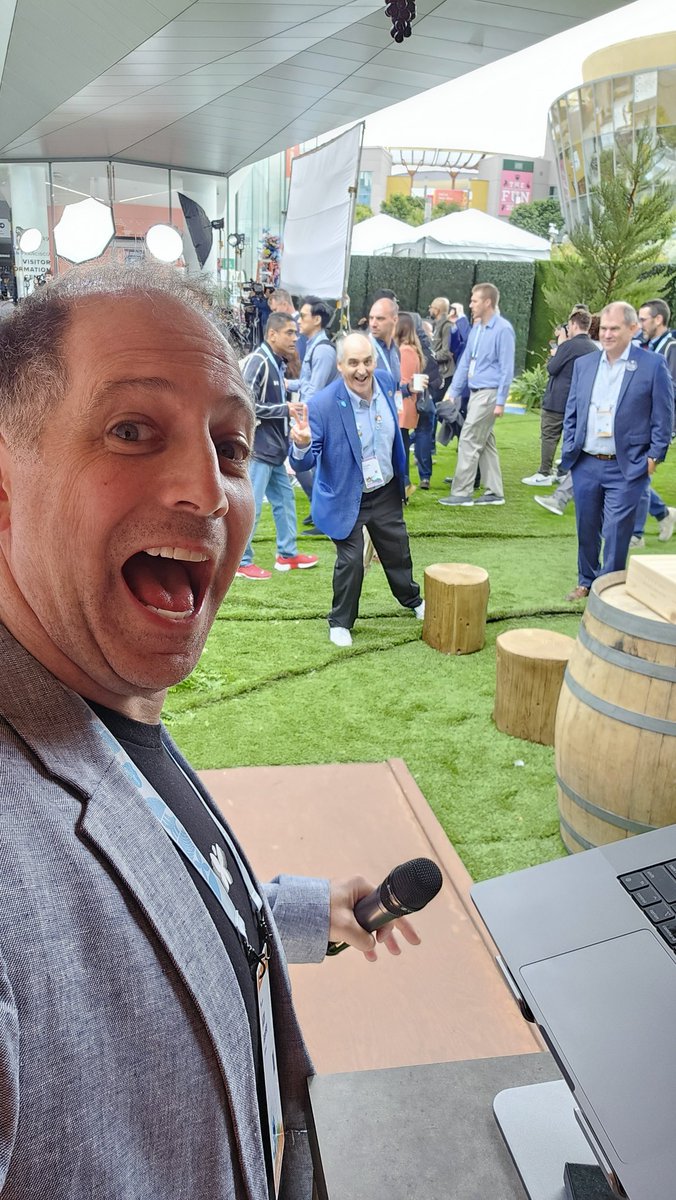 Long distance selfie with <a href="/charlieisaacs/">Charlie Isaacs</a> during a live demo!

Come to the <a href="/Accenture/">Accenture</a> hub on Howard St to see how Mobeus and Accenture have brought CRM and spatial computing together to create incredible customer experiences.

#Cx #DF24