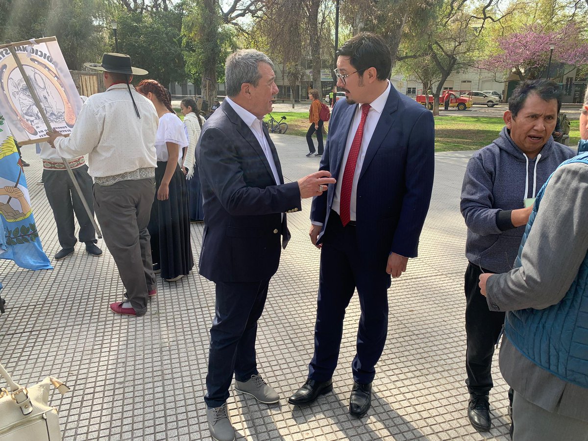 Esta mañana participé en el acto cívico y ofrenda floral en conmemoración del 214° aniversario de la independencia de Chile, organizado por el Consulado General en Mendoza. Un honor ser parte de este emotivo homenaje a nuestra historia y hermandad.