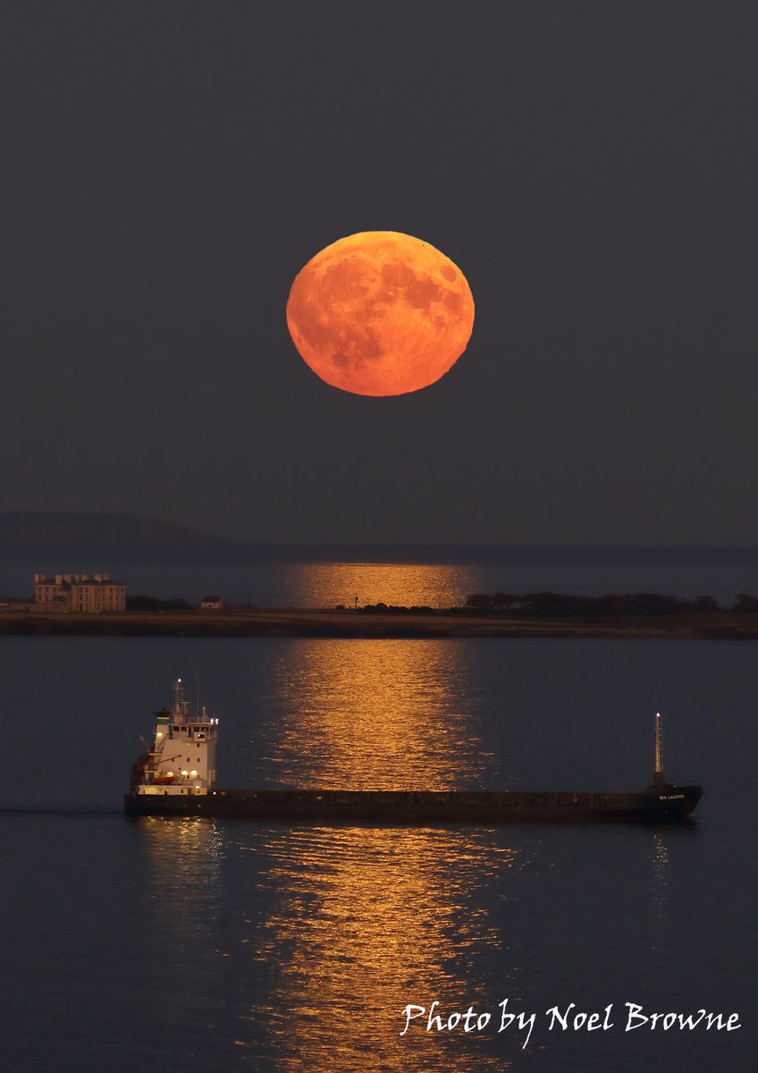 Noel Browne (@noelbrowne5) on Twitter photo #Supermoon #HarvestMoon looking out from Dunmore East tonight with Loftus Hall to the left and the ship Rix Lagoon leaving to head towards Copenhagen, Denmark. <a href="/CarlowWeather/">Carlow Weather</a> #Supermoon #HarvestMoon looking out from Dunmore East tonight with Loftus Hall to the left and the ship Rix Lagoon leaving to head towards Copenhagen, Denmark. <a href="/CarlowWeather/">Carlow Weather</a>