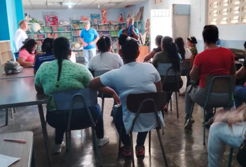 info_mppe's tweet photo. ☑️📝 #NotiMPPE | En la parroquia Valentín Valiente del municipio Sucre, participaron activamente en la Jornada de Formación Docente, Año 2024-2025. 👨💻📚
Cortesía: ➡️ @RobinsonSucre
@HectoRodriguez
@MPPEDUCACION https://t.co/JvmGzGExlQ