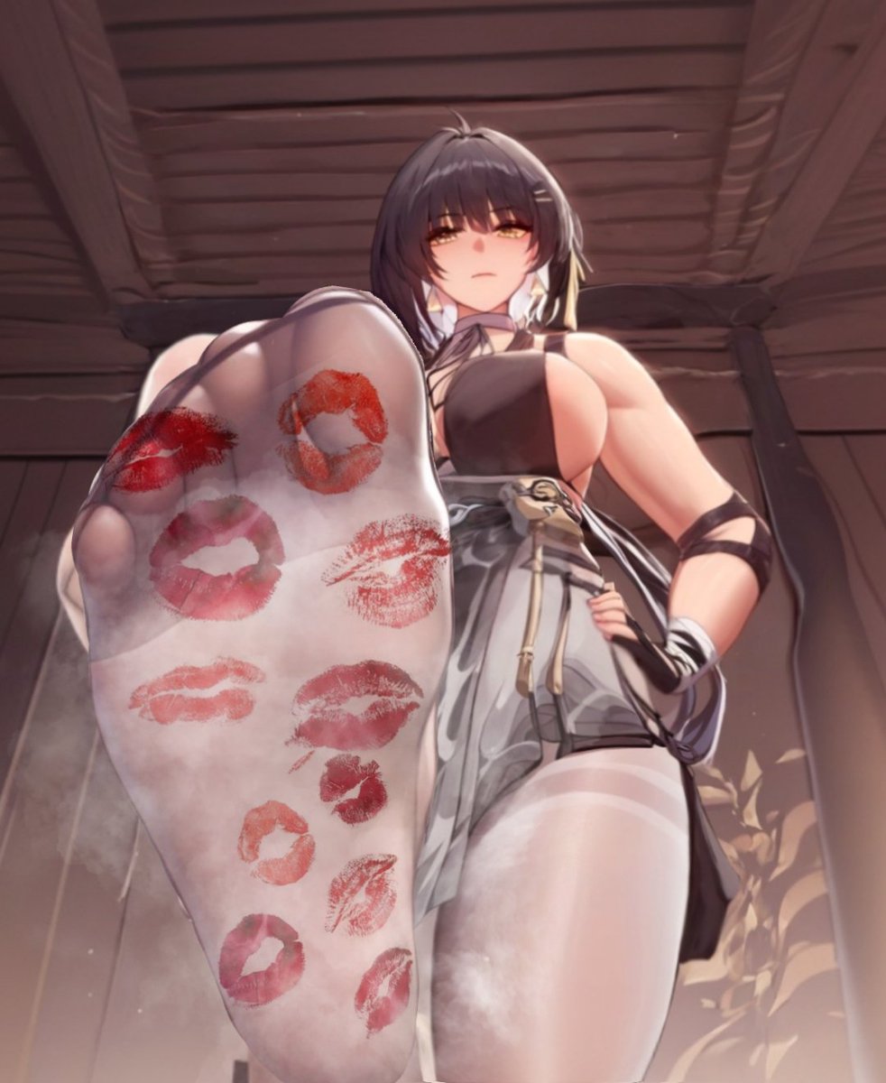 鲜润的撩人红唇喘息着吻上那只靡湿得飘散出淫热白雾的足底，明明是廉价的丝袜却在女爹的脚下变得高贵，让人迫不及待的将屈辱与爱意纠缠，不知不觉唇间自然粘合在粘腻的足底，汗液如同强力胶将唇瓣牢牢吸附在足下，再将爱扭曲投入到那股淫靡的热气吸入体内——
“是的……我爱~我臣服♡……”
#百合 #文爱