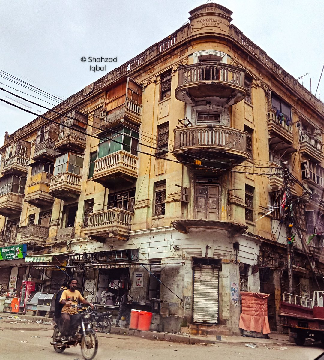 W_O_C_NFT's tweet image. Waheed Murad Road splits into at least 3 streets which remind colonial times in terms of architecture as well as their monikers. One of them is Marshall Street. Structure on top of which read Coronation House 1938 #Heritage #CoronationHouse #bbchistory @NatGeoPhotos #History