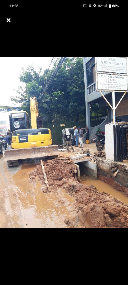 Tinkerlustdust's tweet photo. NTAAPPP PEMDA TANGSEL! 👍👍👍 gali depan gang rumah gue siang bolong, akses org2 kehalang, MACET POL! gali ginian gue itung2 setahun 3x 😭😭😭😭 BYEEE! MAU PINDAH MARS AJA https://t.co/JRADCL9vfW