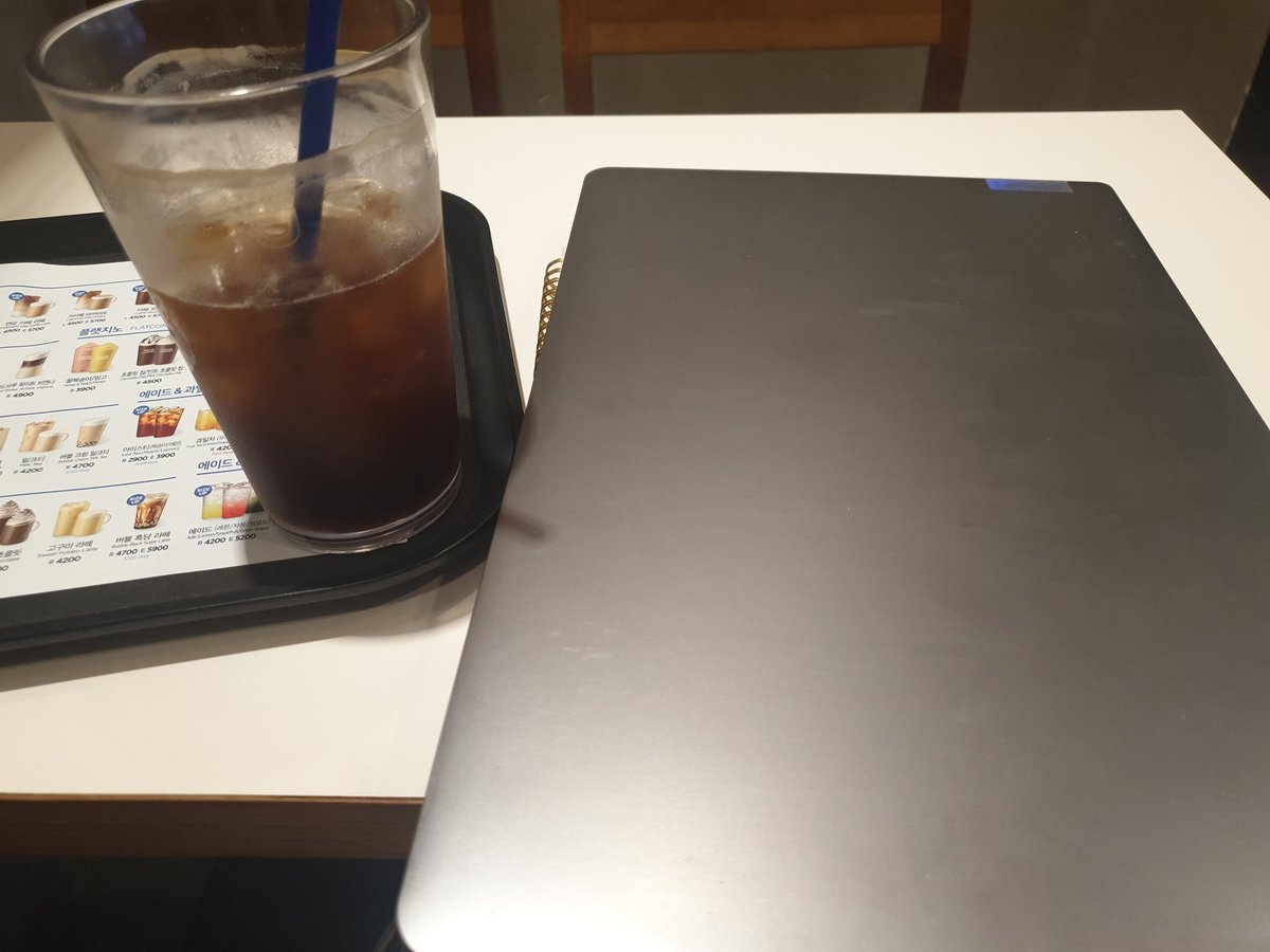 친구 만나기전 1년 만에 들른 예전 단골까페~!

들어서자 마자

" 오랜만에 오셨네요"

라며 반가이 맞아 주는 여사장님

당연한 인사인데도 환한 미소를 보니
설레였잖아요~^^

#기분좋은사람
#대구입니다
#싱글녀