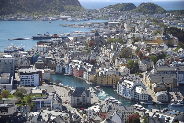 Norway is the most beautiful Scandinavian country famous for its landmark landscape: 
Here are the Top cities to visit 
​1. OSLO
2. BERGEN
3. ALESUND
4. TRONDHEIM
Book your homestays with airhomestays.com
#Scandinavian #cities #countrytoexplore #Homestays #airhomestays