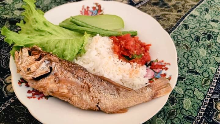 "Penderitaanku mungkin menjadi alasan orang lain tertawa. Tapi tertawaku bukanlah karena penderitaan orang lain."

Charlie Chaplin