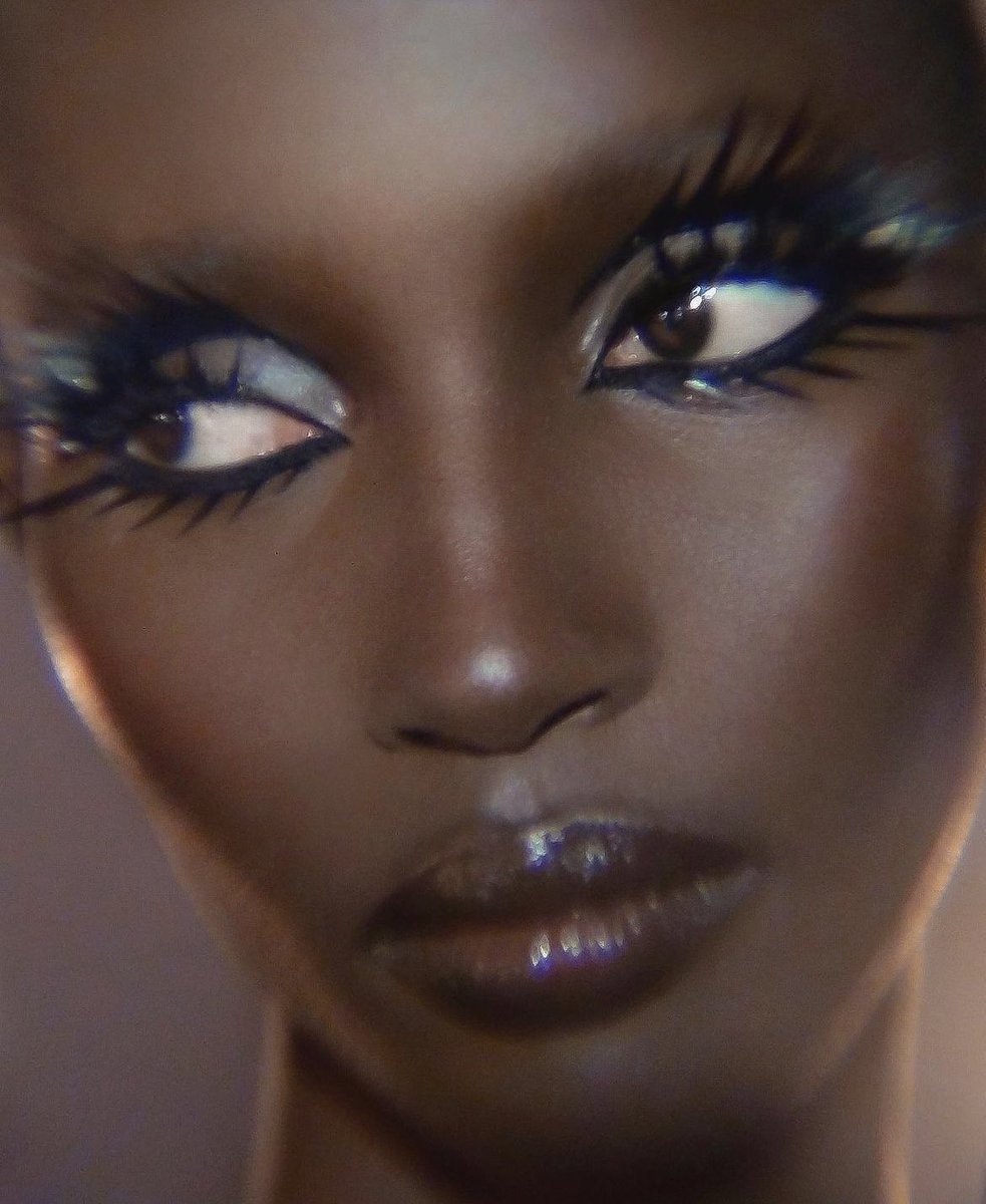 Raoúl Alejandre. 
An incredible makeup artist.