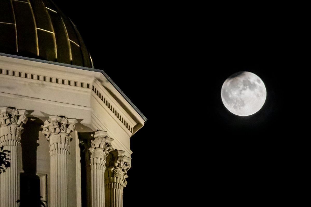 thinkiowacity's tweet photo. Just a little bit off the top!
Did you see the partial lunar eclipse during the full harvest moon?
#ThinkIowaCity photo by @josephwcress https://t.co/yMRBWOe8OC