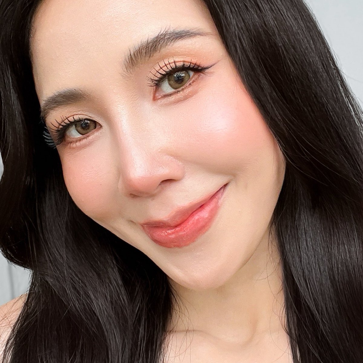 💙✨ ยกให้เป็นคุชชั่นปกปิดที่ให้งานผิวฟินิชแมตต์ที่สวยมากกก Skintific ออกคุชชั่นใหม่บอกเลย อยากให้ตัวนี้แมสเหมือนรุ่นก่อนๆ เพราะผิวสวยจึ้งใจจริง 💙Perfect Stay Velvet Matte Cushion✨ เป็นคุชชั่น #แมตต์ที่ใช่ของผิวคนไทย รุ่นนี้เนื้อดีมากกก เป็นแมตต์แบบกำมะหยี่ ให้การปกปิดกริบมากก แถมยังคุมมันเริ่ด คุมมันยาวๆ ถึง 12 ชม. ชอบตรงผิวมันสวยสุขภาพดี เป็นแมตต์ที่ผิวไม่แห้งเลย มีความชุ่มชื้น ฉ่ำมงสุดๆ

ไม่ได้แค่ผิวสวยอย่างเดียวนะ แต่เค้ามีส่วนผสมของสกินแคร์และสารต้านอนุมูลอิสระที่ช่วยป้องกันความหมองคล้ำได้ตลอดทั้งวัน ทำให้หน้าไม่ดรอป ผิวไม่หมอง ผิวสวย + บำรุงไปในตัว

อ๊อฟแต่งหน้ามาตั้งแต่เช้าตกเย็นผิวยังสวย มีความฉ่ำนิดๆ แต่ไม่มันเยิ้มเลย คุมมันดีมากกก ทำถึงสุดๆ ระหว่างวันคือสบายผิวมากกก ไม่หนา ไม่หนักหน้าเลยอ๊อฟใช้เบอร์  #02N Natural Ivory นะคะ พอดีกับผิวเป๊ะ ยกให้เป็นคุชชั่นงานผิวลูกรักอีกตัวเลยยย

📍พิกัด: https://t.co/2WDx85T0fg 
แอปส้มกดซื้อได้วันที่ 20 ก.ย. น้า

#คุชชั่น #Skintific