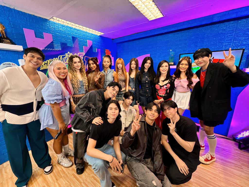 wriveph's tweet image. Welcome to the Philippines #KATSEYE! 🇵🇭

#KATSEYEonSHOWTIME 
#ShowtimeWayboxWednesday 
#WRIVE #StarMagic