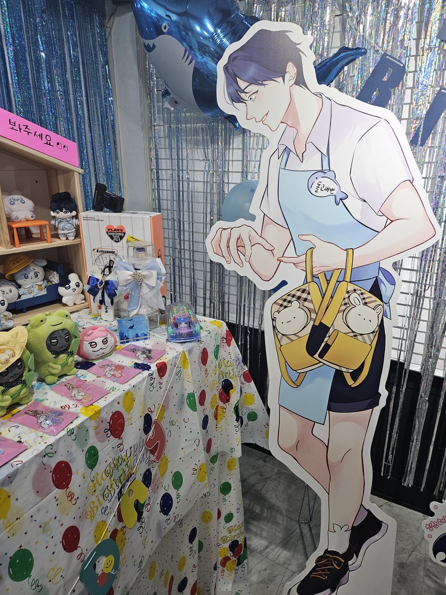 8.예준이네 유치원(현입)
마지막으로 갔던 카페
크게 2장소로 봤을때 어린시절과 어른으로 나눠있었습니다.
어린예준이쪽은 유치원에 방문한 느낌이였고 다른 곳은 섹쉬한 예준이가 ㅎㅎ
#플리눈나_오눌은_내생일이야
#예준이의_생일을_축하해 
#PLALE #YEJUN #예준