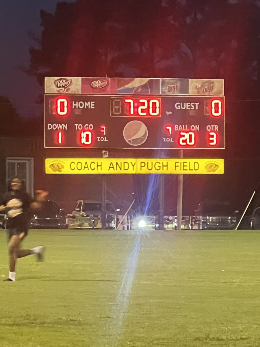 JmcssA's tweet image. The Young Cougars Football Team go into the Half Tied with the young tigers of halls junior high. #GoodDefense #CougarPride @jcmmscougars  @_Anderson23D @suptking