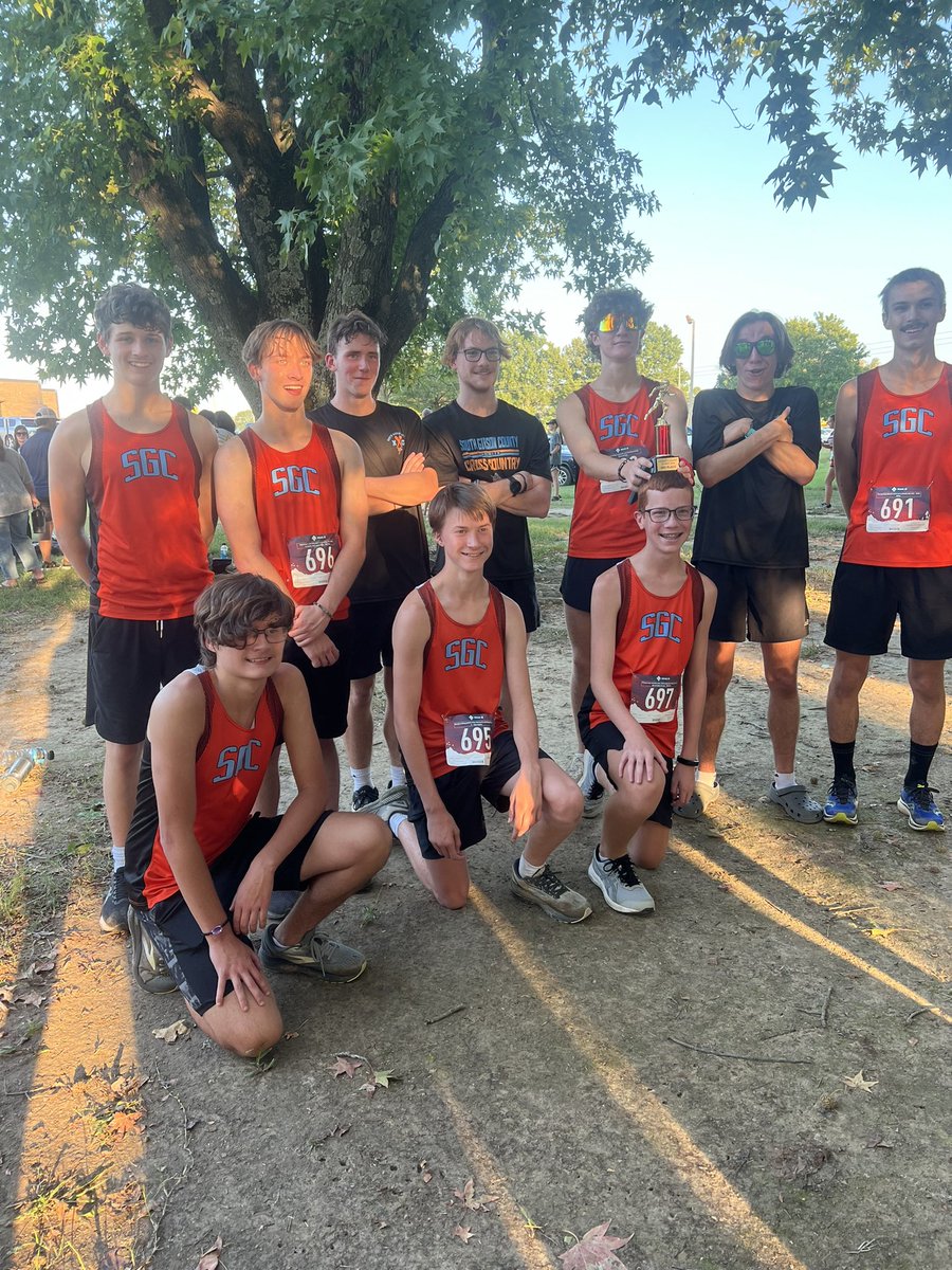 Congratulations to Jonathan Lewis for medaling 2nd and Jon Graves for medaling 12th! Also, congratulations to the boys team for finishing 3rd! #HornetsXC