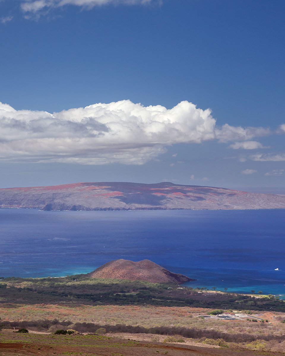 MauiCoastHotel's tweet photo. A reminder to explore Maui! Take in stunning views of Mākena and Kahoʻolawe from above. The drive to Kēōkea and ʻUlupalakua is worth it, with fun spots to eat, shop, and enjoy breathtaking scenery. 🚗 
#ExploreMaui #HiddenGems #MauiViews https://t.co/hBHNg7Kzql