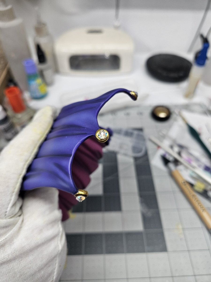 LeonasWorkshop's tweet photo. While Demande's design is pretty bland, that doesn't mean that I can't bling him up with some #swarovski crystals ๐ some of the few I still had in my stash before the damn company decided to be all gatekeepy ๐
#princediamond #princedemande #sailormoon #sailormoonfigure https://t.co/IDrnzyuiC5